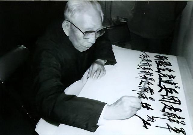 1954年王震找县长办事，不料却被抓了起来，县长连他都不放在眼里