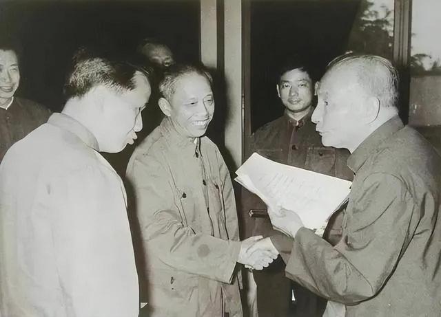 1959年毛主席罕见怒斥胡乔木：你不过是秘书，竟敢不报副主席意见