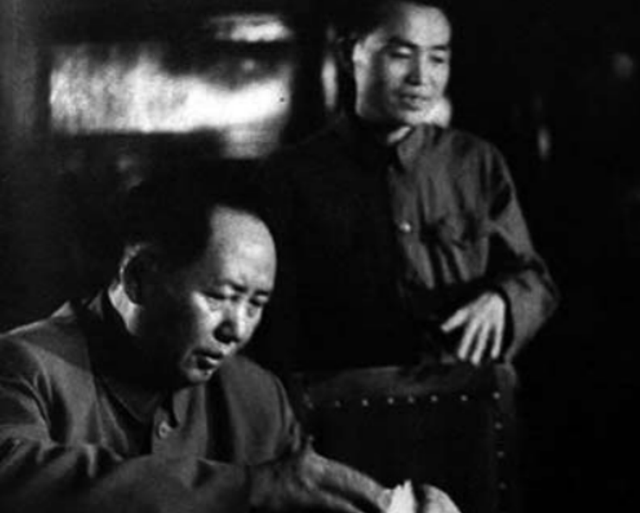 1959年毛主席罕见怒斥胡乔木：你不过是秘书，竟敢不报副主席意见