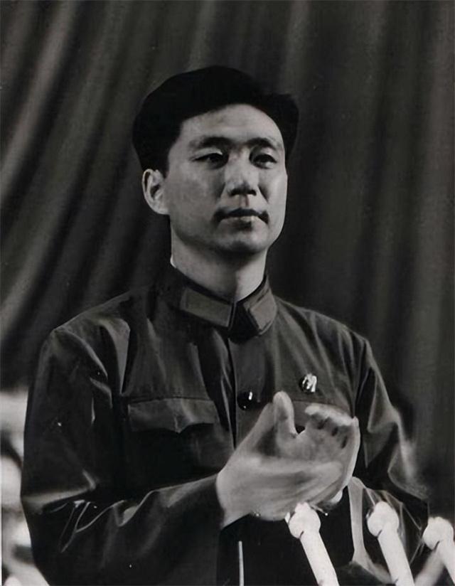 1992年王洪文火葬后，王洪武前来送葬，众人感叹：兄弟二人太像了