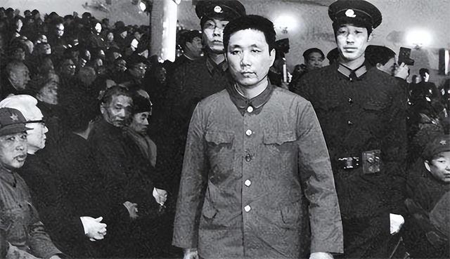 1992年王洪文火葬后，王洪武前来送葬，众人感叹：兄弟二人太像了