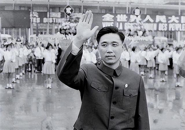 1992年王洪文火葬后，王洪武前来送葬，众人感叹：兄弟二人太像了