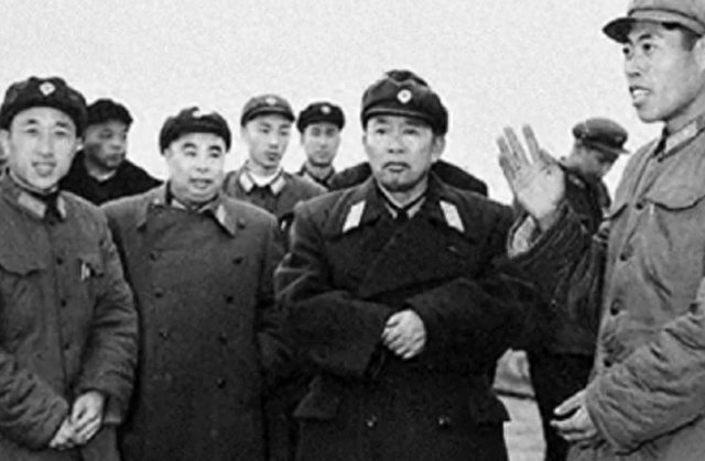 1949年主席问刘亚楼爱人近况，听到回答潸然泪下：不准再说这种话