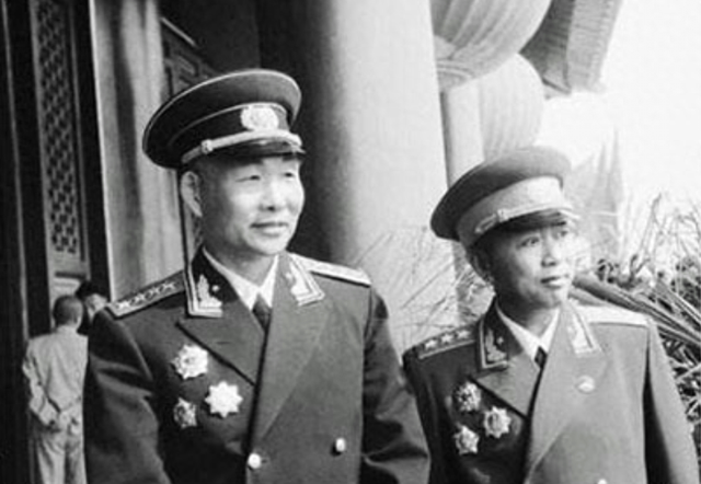 1949年主席问刘亚楼爱人近况，听到回答潸然泪下：不准再说这种话