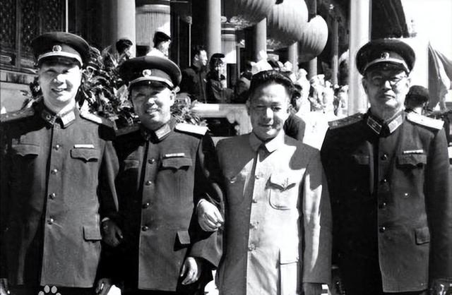 1949年主席问刘亚楼爱人近况，听到回答潸然泪下：不准再说这种话